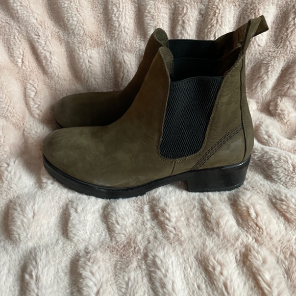 Bueno green Chelsea ankle boots. - Picture 3 of 8